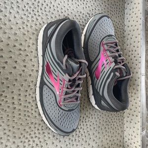 COPY - Brooks Ariel 18, new in box, women’s size 6.5 B, medium